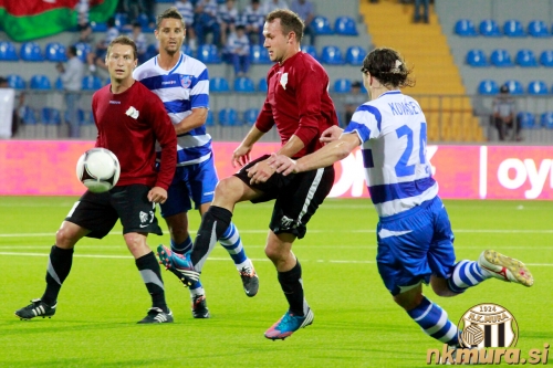 Eden izmed številnih dvobojev na tekmi. Eden izmed številnih dvobojev na tekmi.