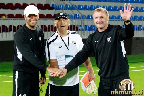 Murina trenerska trojka. Damjan Ošlaj (pomočnik trenerja), Slobodan Đurić (trener vratarjev) in Franc Cifer (trener). Murina trenerska trojka. Damjan Ošlaj (pomočnik trenerja), Slobodan Đurić (trener vratarjev) in Franc Cifer (trener).
