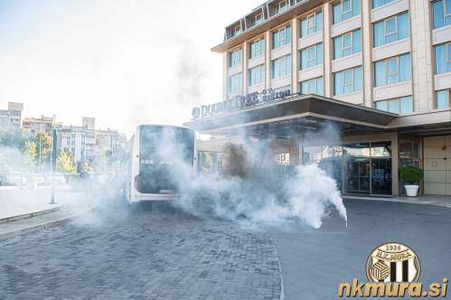 Navijači Mure so črno-bele na tekmo pospremili z baklado. Prizor je nastal pred odhodom iz hotela DoubleTree by Hilton. Navijači Mure so črno-bele na tekmo pospremili z baklado. Prizor je nastal pred odhodom iz hotela DoubleTree by Hilton.