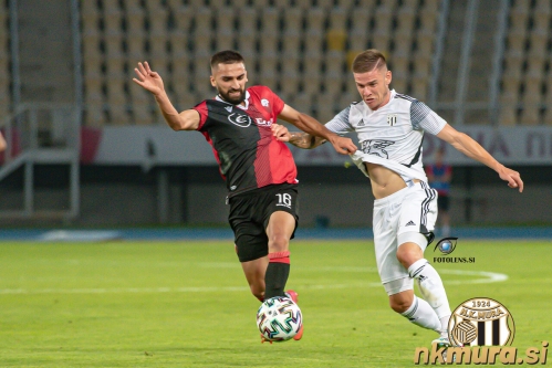 Dvoboj za žogo med Muratijem in Bobičancem. Dvoboj za žogo med Muratijem in Bobičancem.