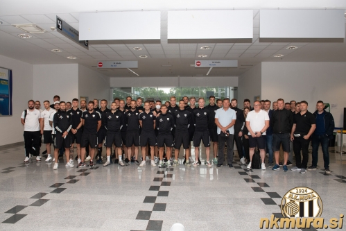 Skupinska fotografija na letališču Maribor. Nastala je tik pred vkrcanjem na letalo. Skupinska fotografija na letališču Maribor. Nastala je tik pred vkrcanjem na letalo.