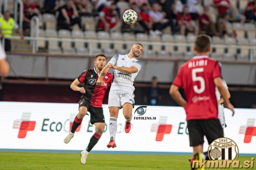 Nino Kouter v dvoboju na sredini igrišča. Nino Kouter v dvoboju na sredini igrišča.