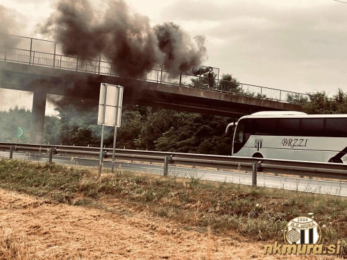 Navijaška skupina Black Gringos je z baklado na pot pospremila igralce Mure. Navijaška skupina Black Gringos je z baklado na pot pospremila igralce Mure.