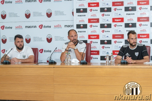 Tiskovna konferenca Mure pred tekmo. Od leve: Smiljan Kuhar, Ante Šimundža in Žiga Kous. Tiskovna konferenca Mure pred tekmo. Od leve: Smiljan Kuhar, Ante Šimundža in Žiga Kous.