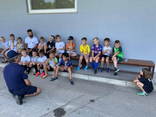 Udeležence tabora so obiskali tudi policisti. Udeležence tabora so obiskali tudi policisti.