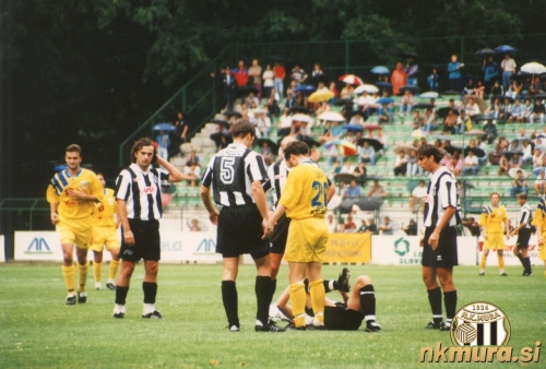 Prizor s prekmurskega derbija med Muro in Potrošnikom, ki je bil odigran 4. avgusta 1996. Igralci Mure od leve: Srećko Ilić, Haris Alihodžić, Marijan Bakula in Adamo Baranja.