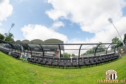 Stadion je bogatejši za stole, ki so namenjeni rezervnim igralcem domačega in gostujočega moštva. Stadion je bogatejši za stole, ki so namenjeni rezervnim igralcem domačega in gostujočega moštva.