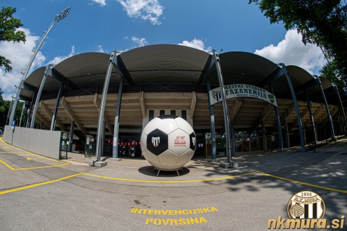 Glavni vhod na stadion Fazanerija.  Pred vhodom se nahaja velika žoga glavnega sponzorja Mure, podjetja Generali. Glavni vhod na stadion Fazanerija.  Pred vhodom se nahaja velika žoga glavnega sponzorja Mure, podjetja Generali.