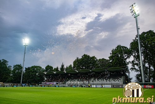Navijaška skupina Black Gringos je pred pričetkom tekme pripravila ognjemet. Navijaška skupina Black Gringos je pred pričetkom tekme pripravila ognjemet.
