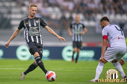 Žan Karničnik in kapetan gostov Egzon Bejtulai. Žan Karničnik in kapetan gostov Egzon Bejtulai.