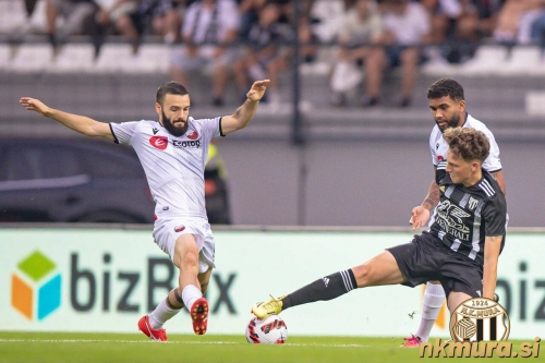 Borba za vsako žogo. Na fotografiji je Kai Cipot. Borba za vsako žogo. Na fotografiji je Kai Cipot.