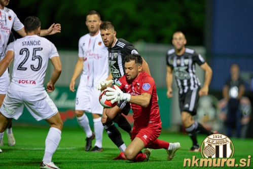 Vratar gostov je bil nerešljiva uganka za igralce Mure.