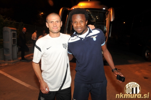 Nigerijec Ogenyi Onazi je v dresu Lazia leta 2012 igral dve tekmi z Muro. Tokrat je eno glavnih orožij Žalgirisa. Na fotografiji je skupaj s fizioterapevtom Mure Jožetom Janžo po tekmi Lazio : Mura, ki je bila odigrana 30. avgusta 2012. Nigerijec Ogenyi Onazi je v dresu Lazia leta 2012 igral dve tekmi z Muro. Tokrat je eno glavnih orožij Žalgirisa. Na fotografiji je skupaj s fizioterapevtom Mure Jožetom Janžo po tekmi Lazio : Mura, ki je bila odigrana 30. avgusta 2012.