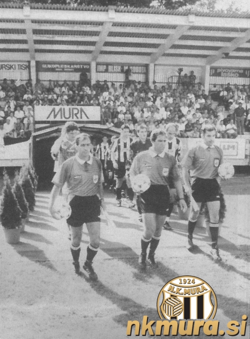 Prihod igralcev in sodniške trojke iz Grčije na igrišče. Prihod igralcev in sodniške trojke iz Grčije na igrišče.