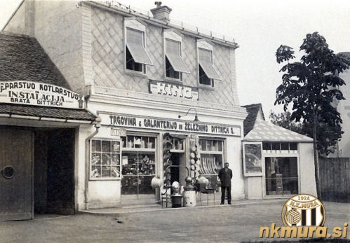 Na fotografi ji Dittrichov kino v Murski Soboti, v katerem je nastal FK Mura. Kino se je nahajal na takratni ulici, ki se je imenovala Soteska ulica. Danes je tukaj blok na Ulici Staneta Rozmana 4. Na fotografi ji Dittrichov kino v Murski Soboti, v katerem je nastal FK Mura. Kino se je nahajal na takratni ulici, ki se je imenovala Soteska ulica. Danes je tukaj blok na Ulici Staneta Rozmana 4.
