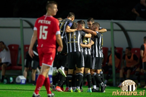 Veselje murašev po doseženem zadetku Lotriča. Veselje murašev po doseženem zadetku Lotriča.