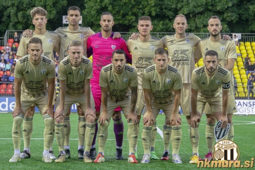 Začetna enajsterica Mure. Stojijo od leve: Kai Cipot, Jan Gorenc, Matko Obradović, Luka Bobičanec, Matic Maruško, Žiga Kous. Čepijo: Tomi Horvat, Žan Karničnik, Mitja Lotrič, Klemen Šturm in Alen Kozar.