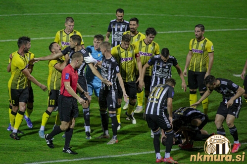 Gneča v kazenskem prostoru Radomelj po prekršku nad Lorbkom. Gneča v kazenskem prostoru Radomelj po prekršku nad Lorbkom.