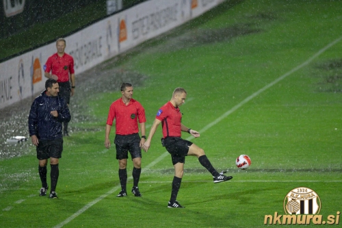 Sodniška trojka preizkuša, če zelenica dovoljuje nadaljevanje tekme. Sodniška trojka preizkuša, če zelenica dovoljuje nadaljevanje tekme.