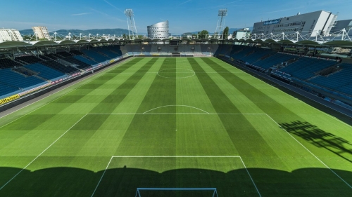Merkur arena oz. Stadion Graz Liebenau sprejme 15.400 gledalcev. Merkur arena oz. Stadion Graz Liebenau sprejme 15.400 gledalcev.