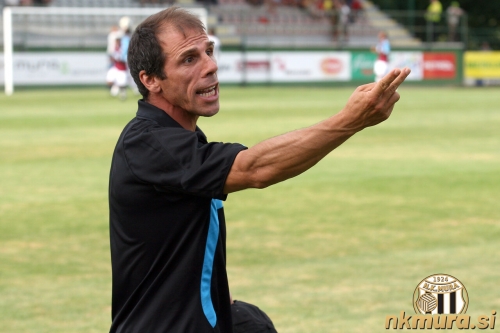 Gianfranco Zola je nekdanji odlični napadalec, ki je vodenje West Ham Uniteda prevzel leta 2008. Gianfranco Zola je nekdanji odlični napadalec, ki je vodenje West Ham Uniteda prevzel leta 2008.