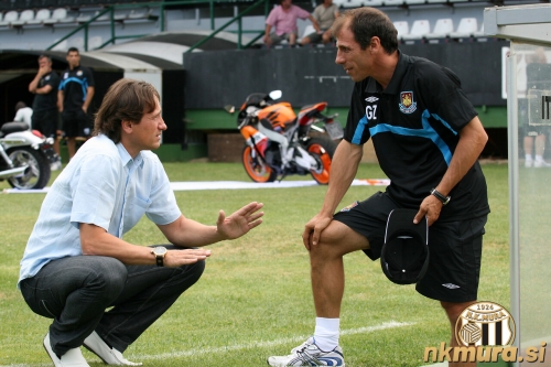 Dva nekdanja napadalca in sedaj trenerja - Primož Gliha in Gianfranco Zola. Dva nekdanja napadalca in sedaj trenerja - Primož Gliha in Gianfranco Zola.