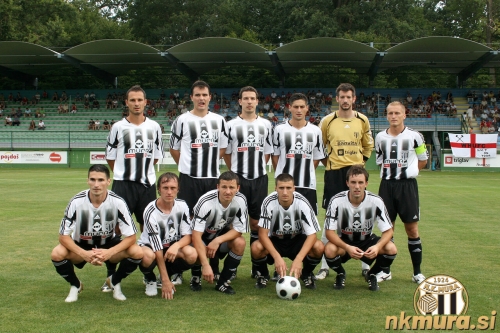 Ekipa Mure, ki je pričela pripravljalno tekmo proti West Ham Unitedu. Stojijo od leve: Marko Kmetec, Marko Božič, Klemen Bingo, Goran Blagus, Boštjan Kamnik, Darjan Slavic. Čepijo: Aleksandar Markovič, Goran Ristič, Michal Drahno, Ivan Filipović, Žiga Kljajič. Ekipa Mure, ki je pričela pripravljalno tekmo proti West Ham Unitedu. Stojijo od leve: Marko Kmetec, Marko Božič, Klemen Bingo, Goran Blagus, Boštjan Kamnik, Darjan Slavic. Čepijo: Aleksandar Markovič, Goran Ristič, Michal Drahno, Ivan Filipović, Žiga Kljajič.