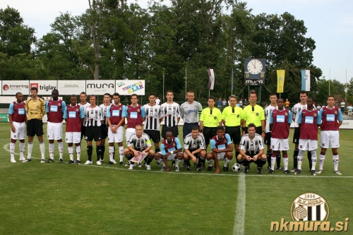 Skupinska fotografija obeh moštev pred pričetkom tekme. Skupinska fotografija obeh moštev pred pričetkom tekme.