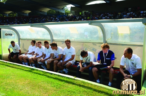 Klop Mure. Od leve: Jože Janža (fizioterapevt), Nino Kouter, Simon Pavel, Denis Kramar, Armend Sprečo, Filip Draković, Damjan Ošlaj, Igor Celec (športni direktor), Feri Cifer (pomočnik trenerja) in Ante Šimundža (trener). Klop Mure. Od leve: Jože Janža (fizioterapevt), Nino Kouter, Simon Pavel, Denis Kramar, Armend Sprečo, Filip Draković, Damjan Ošlaj, Igor Celec (športni direktor), Feri Cifer (pomočnik trenerja) in Ante Šimundža (trener).