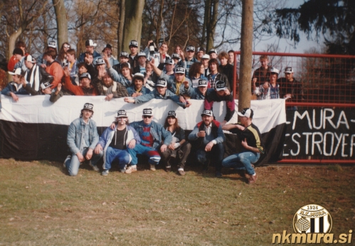 Navijaška skupina Black Gringos iz svojega začetnega obdobja. Fotografija je nastala na vzhodnem delu stadiona, kjer je takrat še rasel bor. Zraven navijačev je tudi napis Mura Destroyers, saj sta takrat v Murski Soboti delovali dve navijaški skupini. Navijaška skupina Black Gringos iz svojega začetnega obdobja. Fotografija je nastala na vzhodnem delu stadiona, kjer je takrat še rasel bor. Zraven navijačev je tudi napis Mura Destroyers, saj sta takrat v Murski Soboti delovali dve navijaški skupini.
