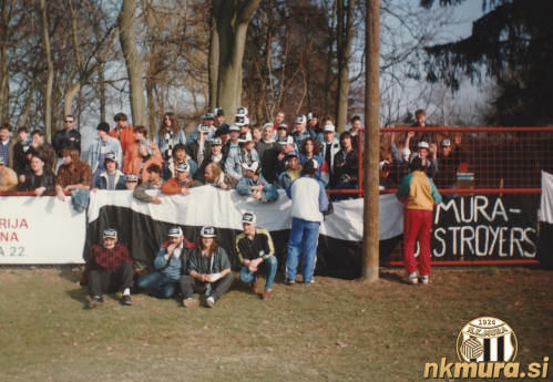 Navijaška skupina Black Gringos iz svojega začetnega obdobja leta 1991. Navijaška skupina Black Gringos iz svojega začetnega obdobja leta 1991.