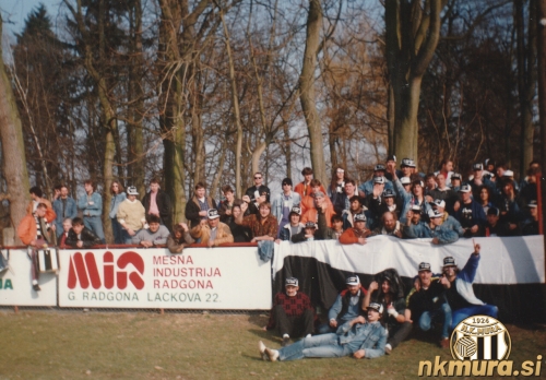 Navijaška skupina Black Gringos leta 1991. Navijaška skupina Black Gringos leta 1991.