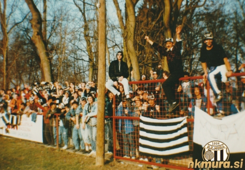 Gringosi na svojem standardnem mestu na vzhodu. Fotografija je nastala leta 1991. Gringosi na svojem standardnem mestu na vzhodu. Fotografija je nastala leta 1991.