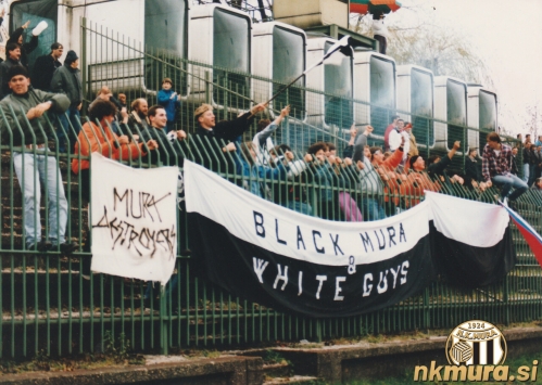 Prvo znano gostovanje Black Gringosov je bilo za Bežigradom, 17. novembra 1991. Zasledimo lahko transparenta Black and white guys in Mura Destroyers. Prvo znano gostovanje Black Gringosov je bilo za Bežigradom, 17. novembra 1991. Zasledimo lahko transparenta Black and white guys in Mura Destroyers.