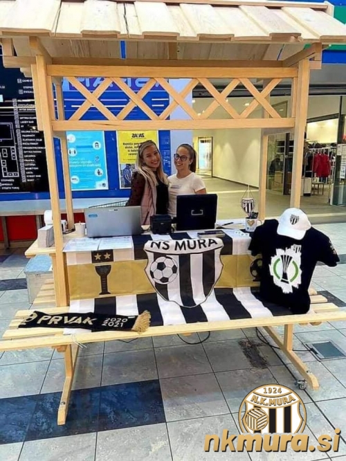 Prodaja vstopnic je potekala tudi v nakupovalnem središču BTC. Pri prodaji so klubu pomagale študentke. Prodaja vstopnic je potekala tudi v nakupovalnem središču BTC. Pri prodaji so klubu pomagale študentke.