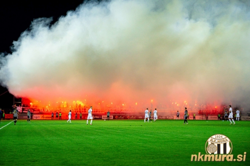 Gringosi so v 30. minuti prižgali bakle. Prikazana je severna tribuna stadiona. Gringosi so v 30. minuti prižgali bakle. Prikazana je severna tribuna stadiona.