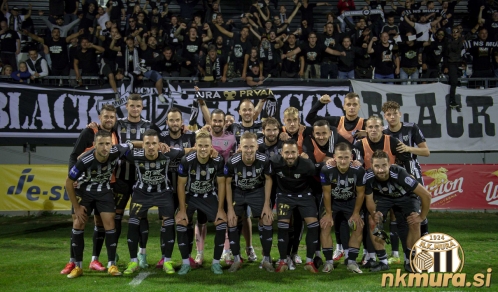Po zmagi je sledila skupinska pred navijači. Zgoraj od leve: Maroša, Škoflek, Kous, Obradović, Maruško, Pucko, Karamarko, Zalokar, Mahmić, T. Cipot, K. Cipot. Spodaj od leve: Kozar, Mandić, Horvat, Karničnik, Lotrič, Šturm, Lorbek. Po zmagi je sledila skupinska pred navijači. Zgoraj od leve: Maroša, Škoflek, Kous, Obradović, Maruško, Pucko, Karamarko, Zalokar, Mahmić, T. Cipot, K. Cipot. Spodaj od leve: Kozar, Mandić, Horvat, Karničnik, Lotrič, Šturm, Lorbek.
