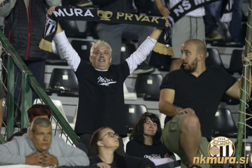 Na severni tribuni je bil tudi ustanovitelj Black Gringosov Štefan Huber. Na severni tribuni je bil tudi ustanovitelj Black Gringosov Štefan Huber.