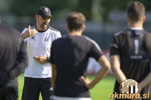 Uradni trenign Mure pred tekmo z Vitessejem je potekal na Fazaneriji. Ante Šimundža daje navodila svojim varovancem. Uradni trenign Mure pred tekmo z Vitessejem je potekal na Fazaneriji. Ante Šimundža daje navodila svojim varovancem.