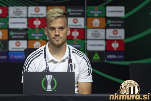 Tomi Horvat na uradni tiskovni konferenci Mure pred tekmo z Vitessejem. Tomi Horvat na uradni tiskovni konferenci Mure pred tekmo z Vitessejem.