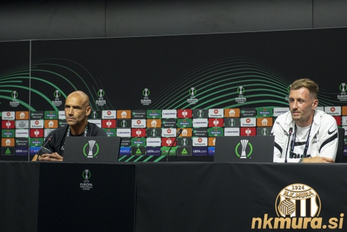 Tiskovna konferenca Vitesseja. Levo je trener Thomas Letsch, desno pa češki branilec Tomas Hajek. Tiskovna konferenca Vitesseja. Levo je trener Thomas Letsch, desno pa češki branilec Tomas Hajek.