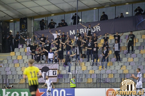 Black Gringosi so bili nastanjeni na svoji standardni lokaciji na severni tribuni. Black Gringosi so bili nastanjeni na svoji standardni lokaciji na severni tribuni.