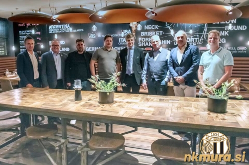 Uradna večerja predstavnikov Mure in Vitesseja v restavraciji Rožmarin v Mariboru. Stojijo od leve: Aleš Kegelj (direktor), ___, Denis Rajbar (športni direktor), Robert Kuzmič (predsednik). Ostali štirje so člani Vitesseja. Uradna večerja predstavnikov Mure in Vitesseja v restavraciji Rožmarin v Mariboru. Stojijo od leve: Aleš Kegelj (direktor), ___, Denis Rajbar (športni direktor), Robert Kuzmič (predsednik). Ostali štirje so člani Vitesseja.