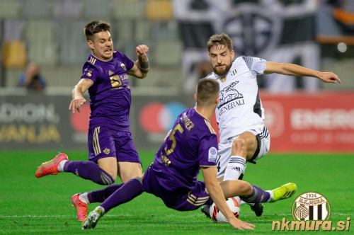 Voloder poskuša zaustaviti Lorbka. Voloder poskuša zaustaviti Lorbka.