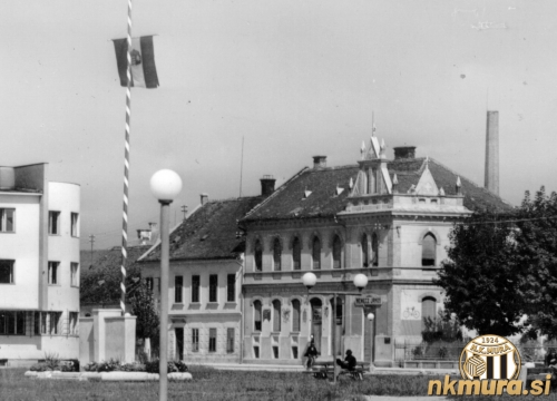 Na glavnem trgu se je med vojno pogosto zbirala soboška mladina in brcala žogo. Funkcionarji in igralci Mure so najbolj vešče povabili k Muri. Na glavnem trgu se je med vojno pogosto zbirala soboška mladina in brcala žogo. Funkcionarji in igralci Mure so najbolj vešče povabili k Muri.