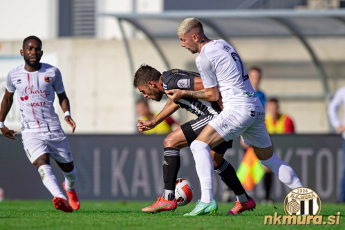 Amadeja Marošu zaustavlja Blaž Urh.