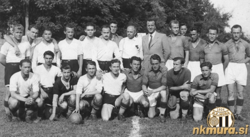 Skupinska fotografija nogometašev Mure in BEACa. Muraši so v temnih dresih. Stojijo od leve (Mura): __, __, Vladimir Kukanja st., __, Đuro Vrtarič, Bencik, __. Čepijo (Mura): Jože Gerenčer, Franc Kološa, Slavko Jandl in Ljubomir Deškovič.