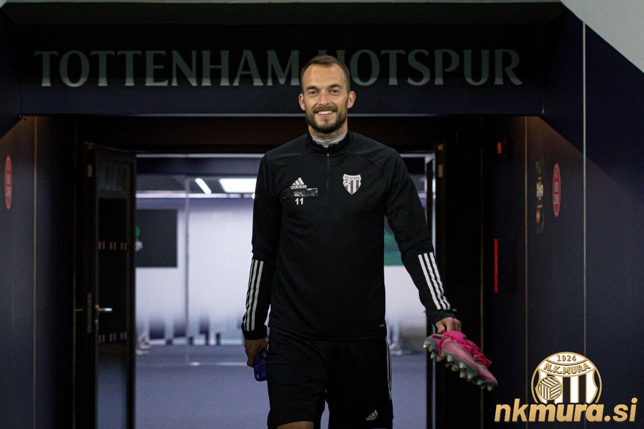 Žiga Kous ob prihodu na igrišče v stadiona Tottenham Hotspur (29. september 2021) Žiga Kous ob prihodu na igrišče v stadiona Tottenham Hotspur (29. september 2021)