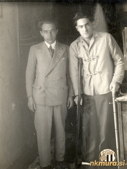Na fotografiji sta bratranca Jože Barbarič (levo) in Ludvik Nemec (desno). Slednji je na prvenstveni tekmi proti mariborski Svobodi, 4. oktobra 1931, utrpel zlom noge. Na fotografiji sta bratranca Jože Barbarič (levo) in Ludvik Nemec (desno). Slednji je na prvenstveni tekmi proti mariborski Svobodi, 4. oktobra 1931, utrpel zlom noge.