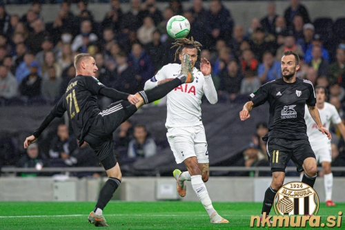Žan Karničnik in Dele Alli. Akcijo opazuje Žiga Kous. Žan Karničnik in Dele Alli. Akcijo opazuje Žiga Kous.